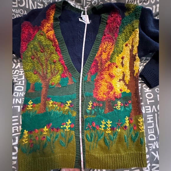 Woman’s gently worn vintage “Fall” themed cardigan hand knitted - Picture 5 of 16